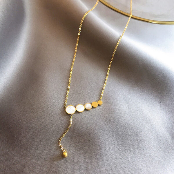 Vieni Classic Round Shell Pendant Necklace - Image 4